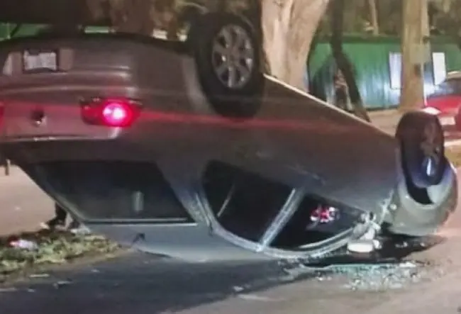 Conductor vuelca a un costado del parque de Morales