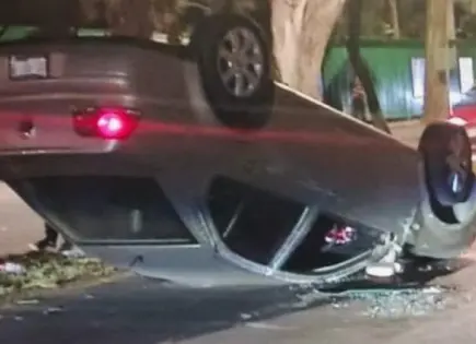 Conductor vuelca a un costado del parque de Morales Conductor vuelca a un costado del parque de Morales