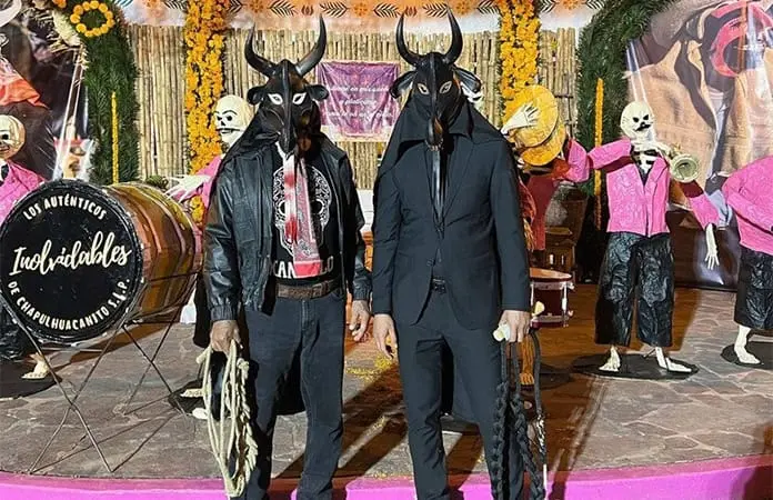 PRESENTAN LIBRO “ENTRE DIFUNTOS Y DISFRAZADOS”