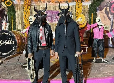 PRESENTAN LIBRO "ENTRE DIFUNTOS Y DISFRAZADOS"