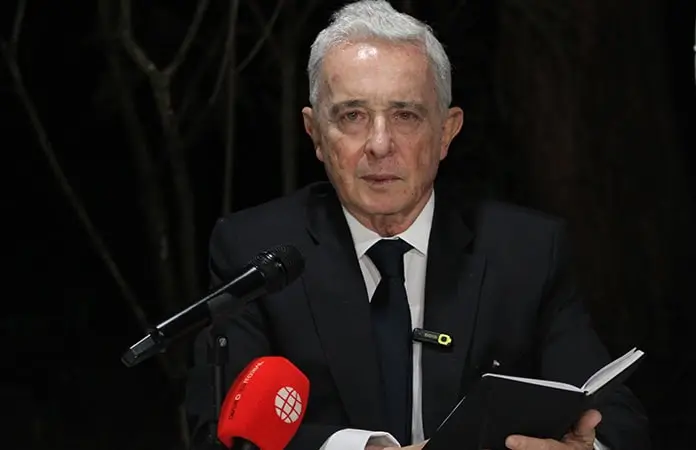 Revocan condena contra A. Uribe