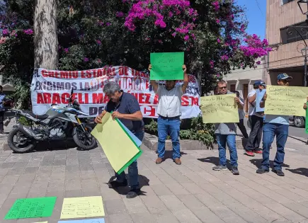 Protestan taxistas frente al Congreso en contra de Uber
