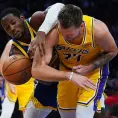 Warriors le pegan a Lakers en el debut