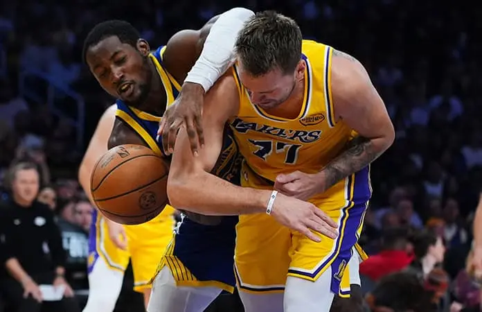 Warriors le pegan a Lakers en el debut