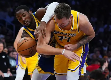 Warriors le pegan a Lakers en el debut