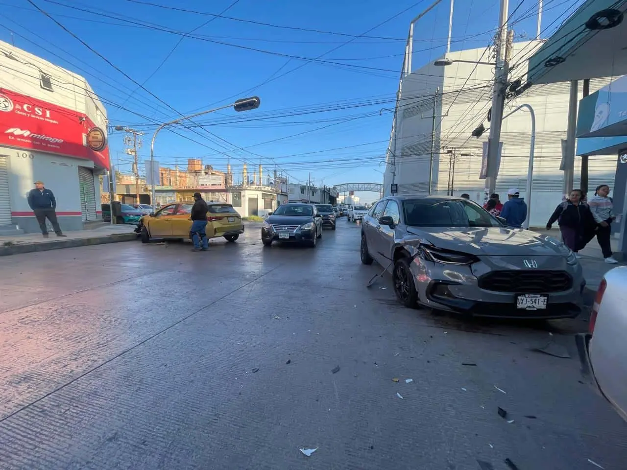 Choque en cruce de Nicolás Zapata deja cuantiosos daños