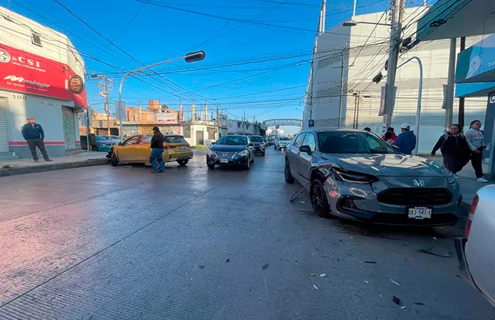 Aparatoso choque en la avenida Nicolás Zapata