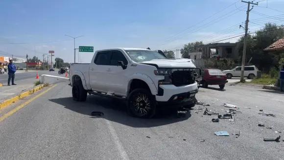 Cuantiosos daños en choque de vehículos rumbo a Zacatecas