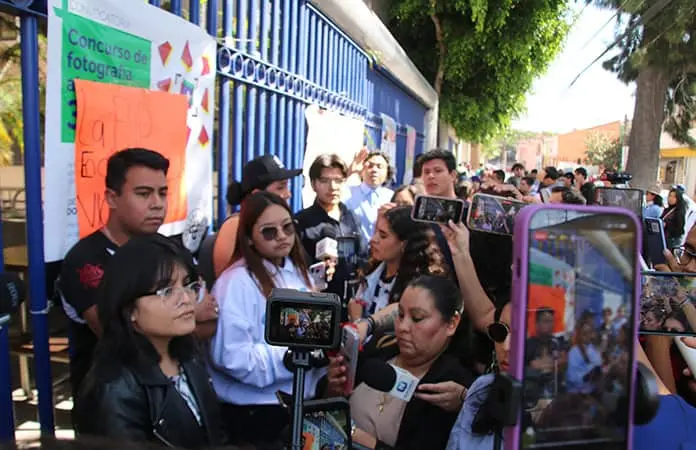 Rechaza comunidad universitaria la renuncia del rector