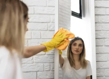 Mezcla casera para limpiar espejos: brillo sin rayas