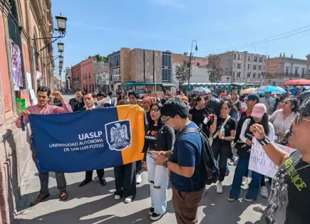 Alumnos de Derecho llevan nuevas peticiones a rectoría