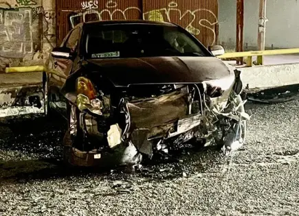 Chocan dos autos en carretera a Rioverde