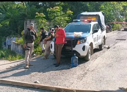 Habitantes secuestran a policías municipales