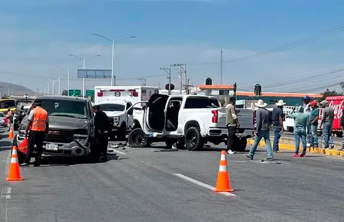Impactan tres camionetas en rúa a Zacatecas