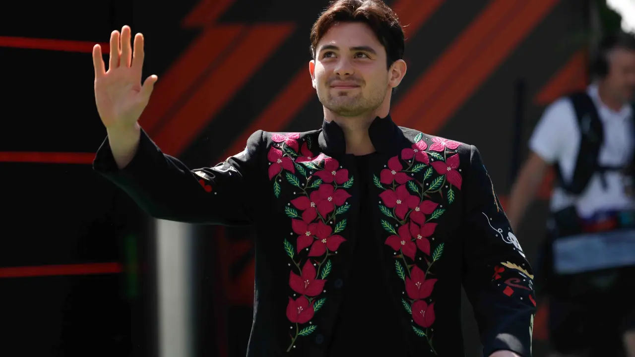 Pato OWard sorprende en el GP México con atuendo mexicano