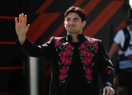 Pato OWard sorprende en el GP México con atuendo mexicano