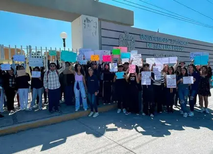 Se manifiestan alumnos de UAMRA