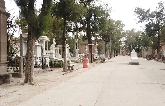 Avanza limpieza en el panteón de El Saucito