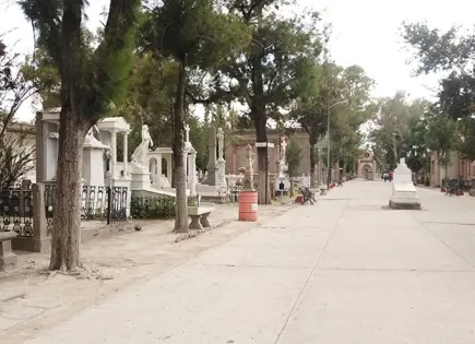 Avanza limpieza en el panteón de El Saucito