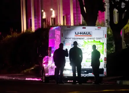 Camión embiste base de la Guardia Costera en San Francisco