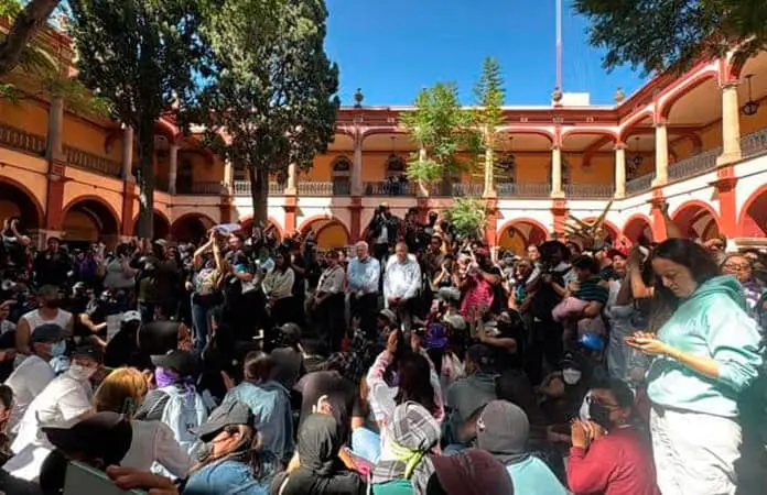 Choque en la UASLP por relevo en Derecho