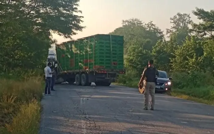 Choque entre camión y autobús deja sólo daños en San Vicente