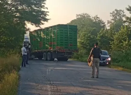 Choque entre camión y autobús deja sólo daños en San Vicente