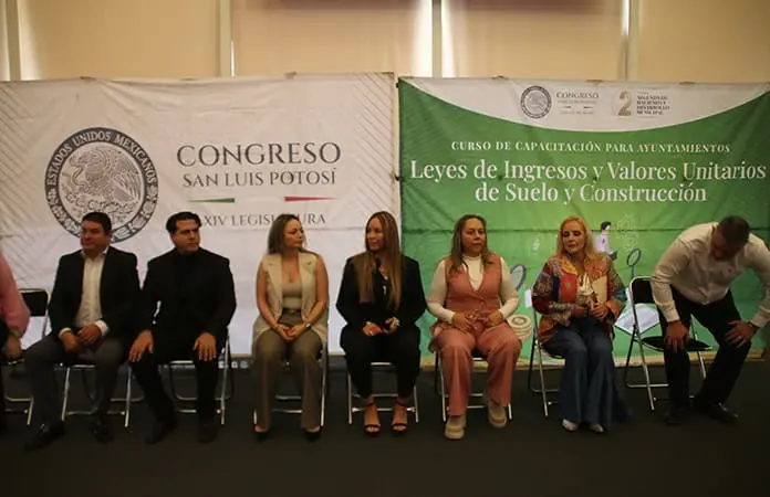 Critican ausencia de diputados en capacitación fiscal