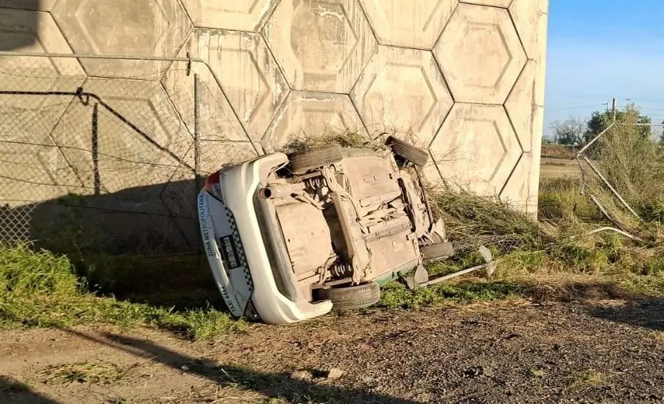 Hallan taxi volcado en carretera 80