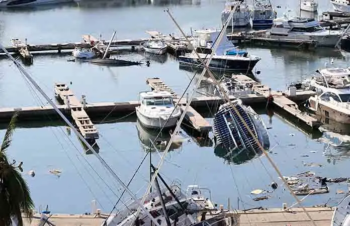 Retiran restos del mar de Acapulco