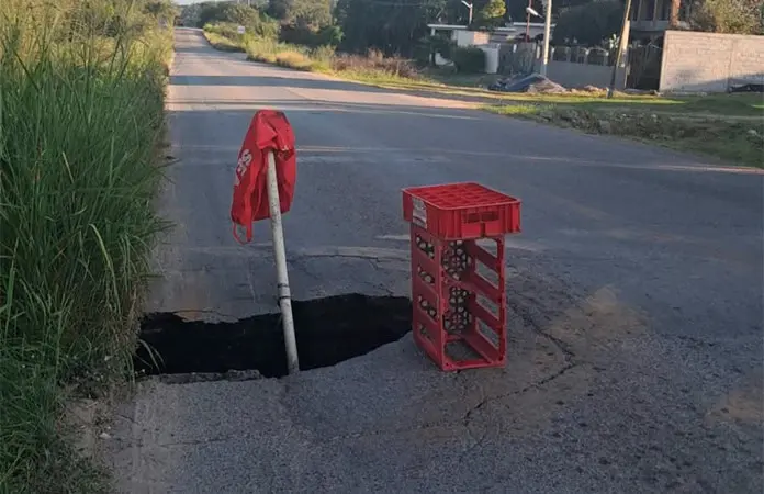 Se abre socavón en rúa a Plazuela