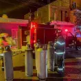 Bomberos controlan un incendio en departamentos