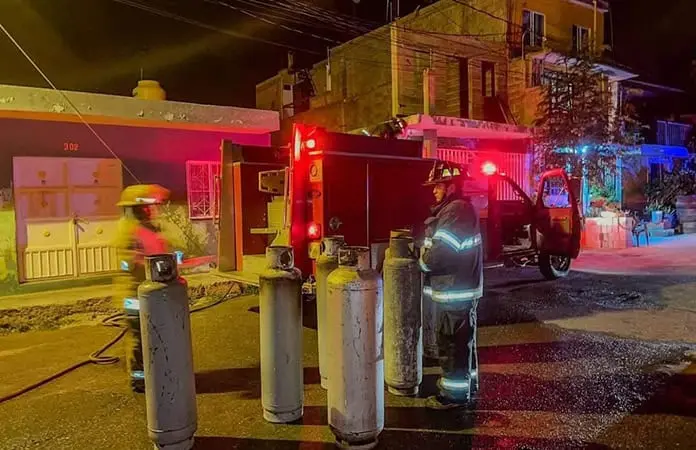 Bomberos controlan un incendio en departamentos