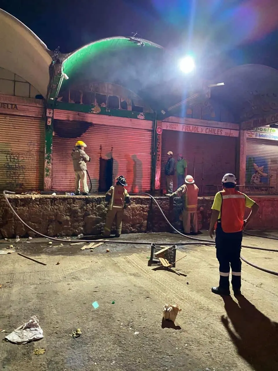 Controlan incendio en bodega de cebollas del Mercado de Abastos