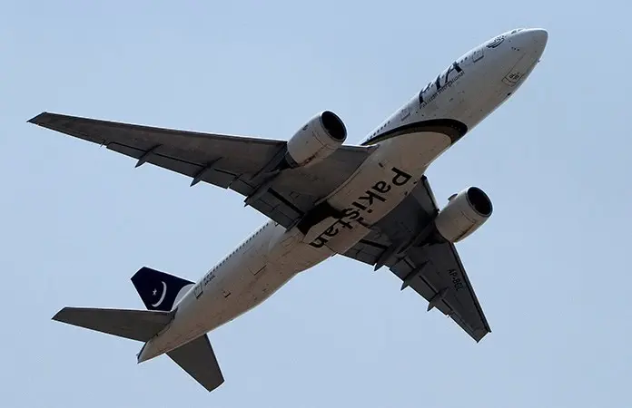 Reanuda PIA sus vuelos al R. Unido