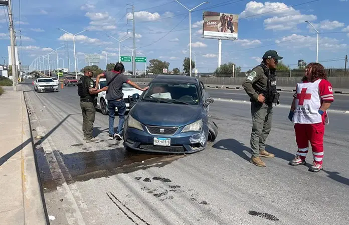 Se accidenta carro al circular por el bulevar