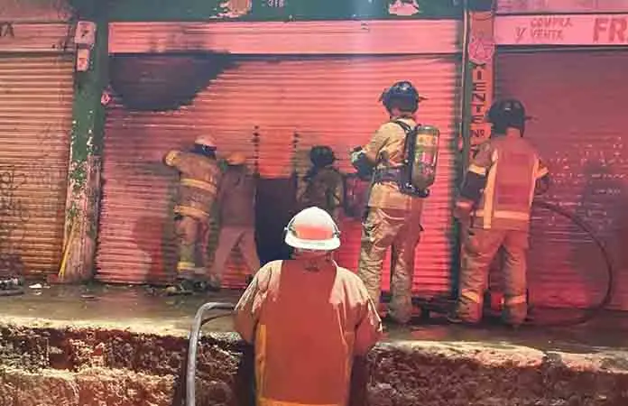 Arde bodega de cebollas en el Centro de Abastos