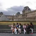 Caen dos por el robo al Louvre
