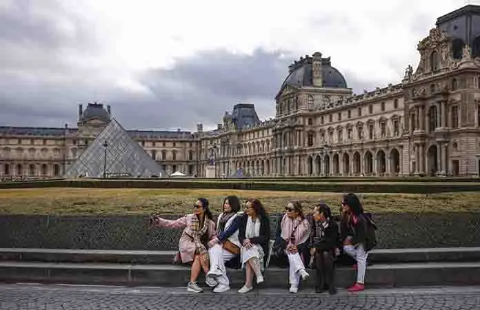 Caen dos por el robo al Louvre