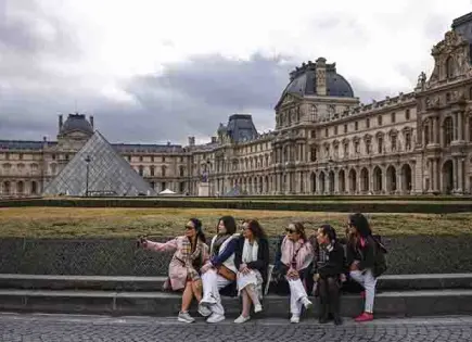 Caen dos por el robo al Louvre