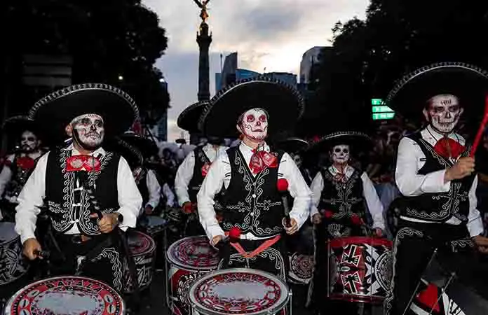 Catrinas y catrines llenaron Reforma