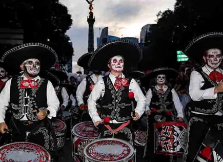 Catrinas y catrines llenaron Reforma