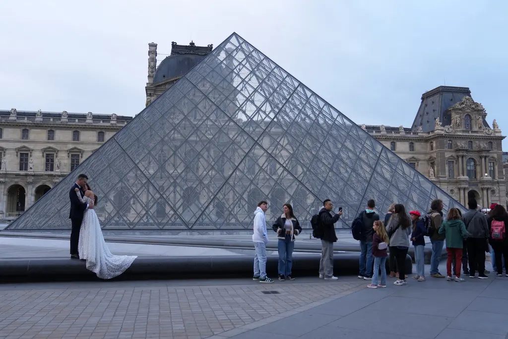 Detenidos sospechosos por robo de joyas en el Louvre de París