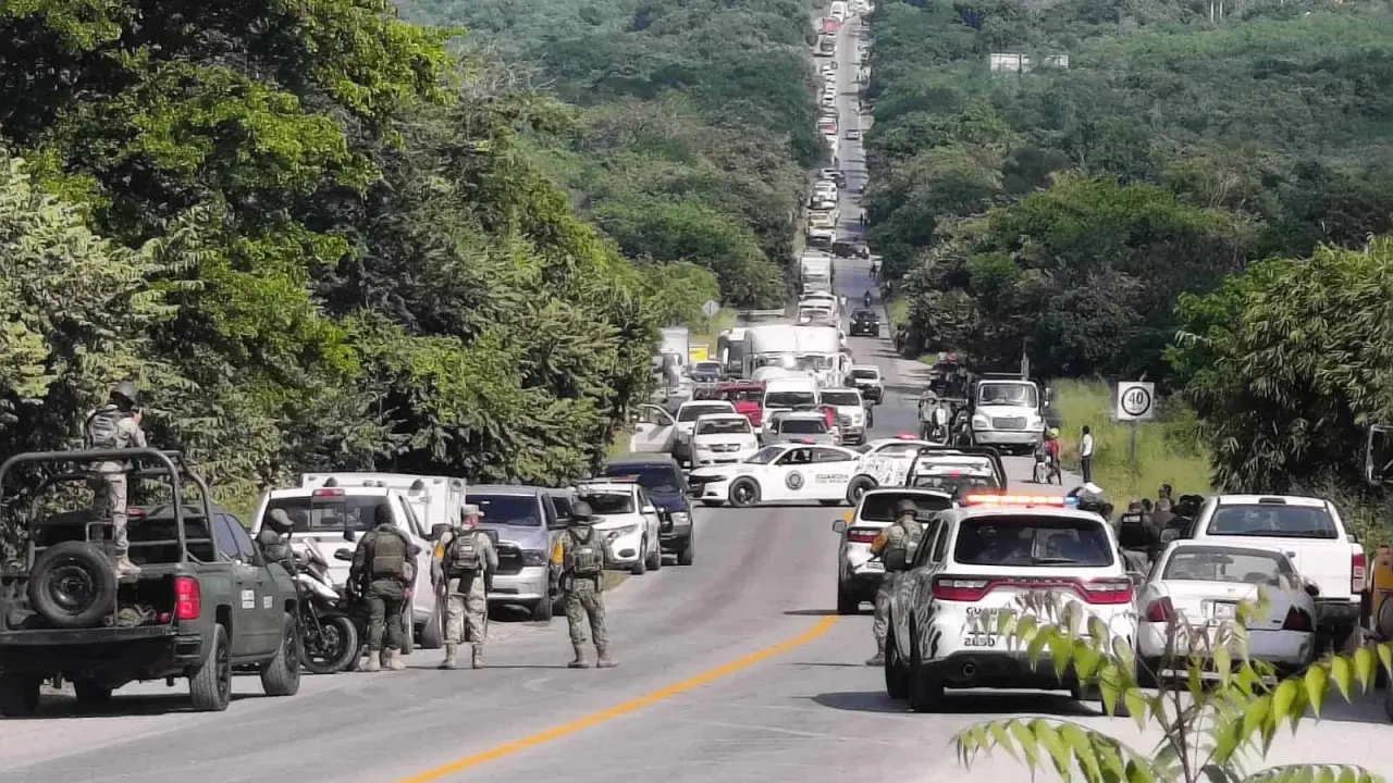 Policías aseguran la zona del enfrentamiento.
