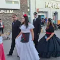Realizan desfile de catrinas y catrines