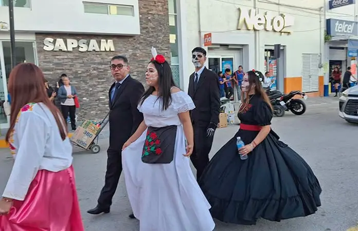 Realizan desfile de catrinas y catrines