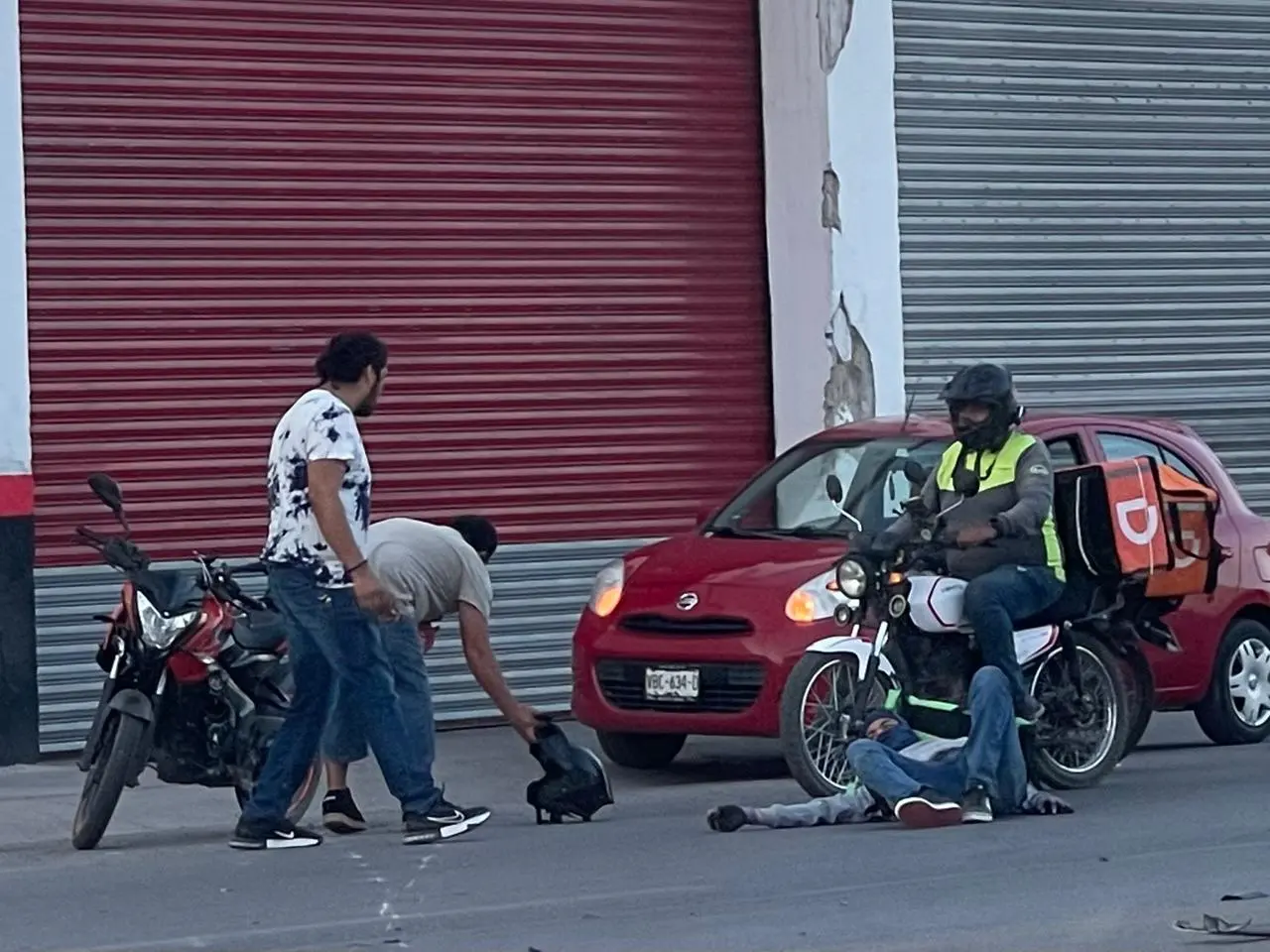 Repartidor de aplicación resulta lesionado tras choque en el fraccionamiento Gálvez