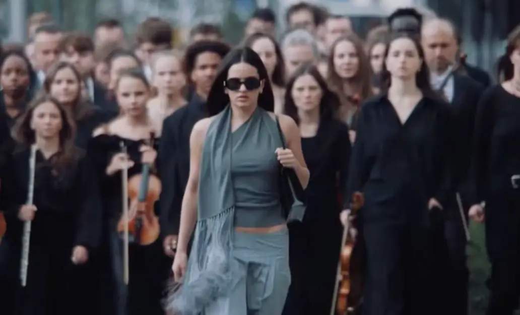 Rosalía se deleita con tacos y pozole en su visita a la CDMX