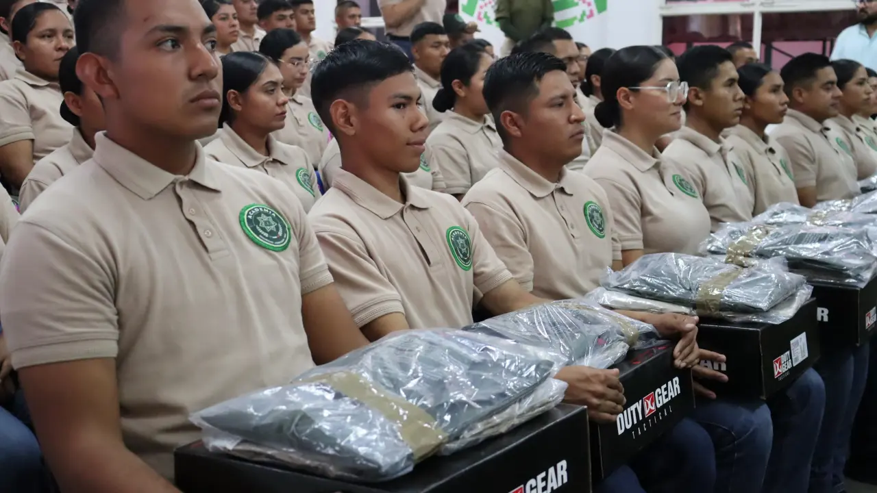 Cadetes de la GCE reciben uniformes.