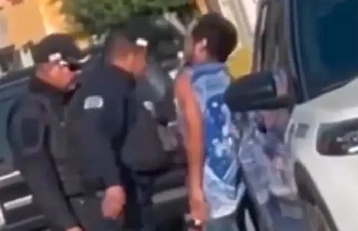 Suspenden a policía por golpear a joven